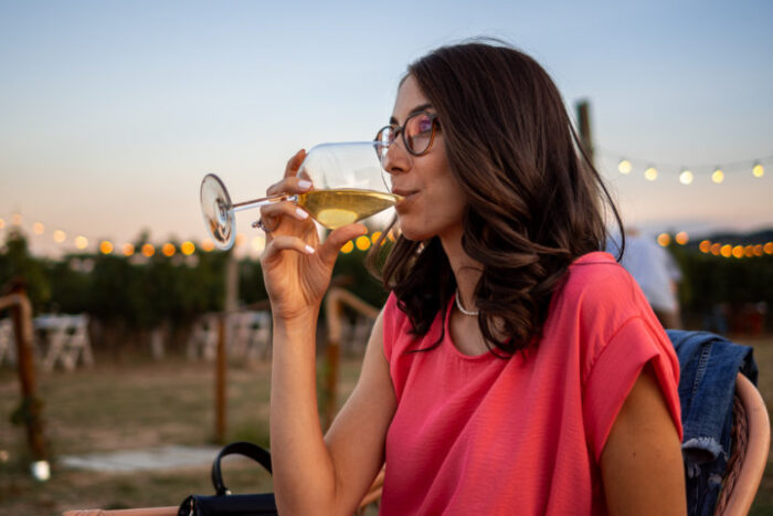 Degustazione al tramonto tra i filari della vigna - immagine 4